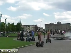 Безбашенные Агнес и Линда голышом колесят на сегвеях по городу