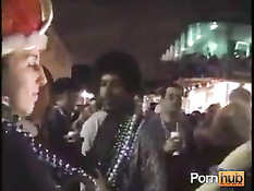 Народ развлекается во время маскарада на улицах ночного города