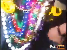 Народ развлекается во время маскарада на улицах ночного города