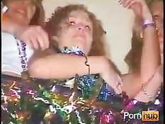 Народ развлекается во время маскарада на улицах ночного города