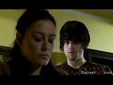 Горячая сексуальная мамочка соблазнила друга собственного сына