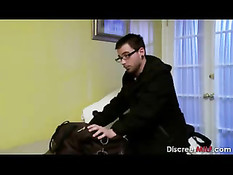 Горячая сексуальная мамочка соблазнила друга собственного сына