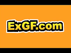 Девушка включает камеру и начинает танцевать стриптиз на кровати