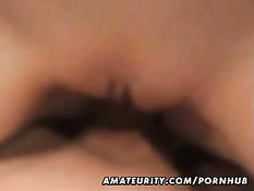 Возбуждённая блондинка в ожидании мужчины сидит голая на кухне