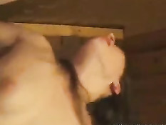 После секса с двумя девчонками деревенский мужик кончает ей в рот