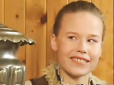 После секса с двумя девчонками деревенский мужик кончает ей в рот