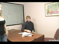 Мамочка преподала своей нерадивой дочке урок настоящего отсоса