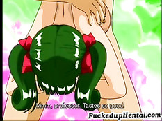 Молодой человек заставил голую аниме малышку отсосать ему член