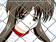 Парень прислонил девку к сеточному забору на крыше и трахнул раком