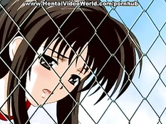 Парень прислонил девку к сеточному забору на крыше и трахнул раком