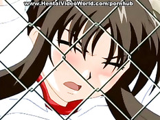 Парень прислонил девку к сеточному забору на крыше и трахнул раком