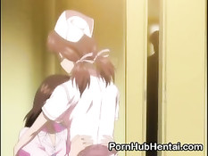 Парень в очках берёт вибратор и вставляет девушке во все её дырки