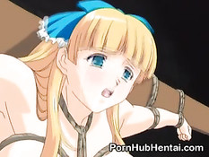 Связанной и подвешенной к потолку аниме малышке всунули вибратор