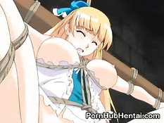 Связанной и подвешенной к потолку аниме малышке всунули вибратор