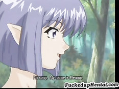 Голая незнакомка прижалась к дереву и раскрыла свои половые губы