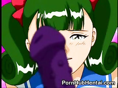 Девке подарили вибратор, который она сразу засунула во влагалище