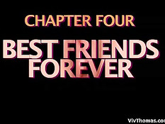 Брюнетка и блондинка лесбиянки играют с двойным фаллоимитатором