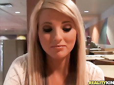 Красивая блондинка садится в машину к мужику и ебётся с ним на даче