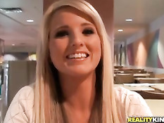 Красивая блондинка садится в машину к мужику и ебётся с ним на даче