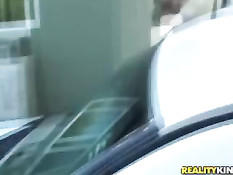 Красивая блондинка садится в машину к мужику и ебётся с ним на даче