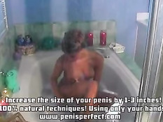 Мужик сделал девке в ванной кунилингус и в награду получил минет