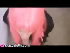 Сучка с розовыми волосами помогла парню кончить и слизала сперму