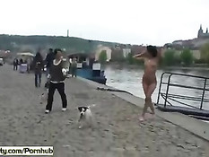 Сумасшедшая девка гуляет голышом по улицам и посещает магазины