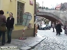 Сумасшедшая девка гуляет голышом по улицам и посещает магазины