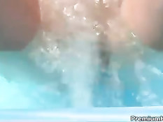 Малышка в бикини раздевается в ванне и ебёт себя вибратором в пизду