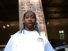 Девчонка в обтягивающих шортах трясёт на улице попой и отсасывает