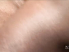 Девчонка в обтягивающих шортах трясёт на улице попой и отсасывает