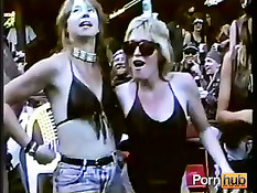 Девки байкеров ходят в полуголом виде и показывают свои прелести