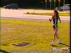 Девки байкеров ходят в полуголом виде и показывают свои прелести