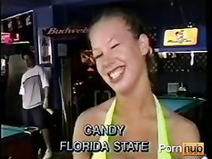 Девки байкеров ходят в полуголом виде и показывают свои прелести