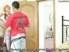 Чтобы отвлечь парня от книги ей пришлось надеть сексуальный наряд