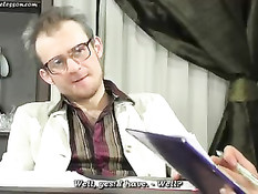 Похотливый босс рассматривает девку и надрачивает под столом член