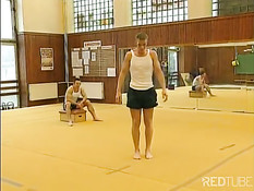 Три гея гимнаста после тренировки решили расслабиться сексуально