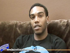 Белый парень пришёл в гости к чёрному бойфренду и подрочил член