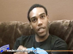 Белый парень пришёл в гости к чёрному бойфренду и подрочил член