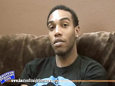 Белый парень пришёл в гости к чёрному бойфренду и подрочил член