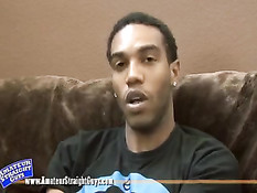 Белый парень пришёл в гости к чёрному бойфренду и подрочил член