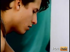 Новый знакомый сделал минет и уложив на стол оттрахал в задницу