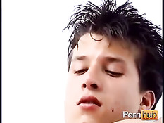 Новый знакомый сделал минет и уложив на стол оттрахал в задницу