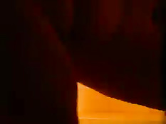 Девушка принимает душ и снимает всё происходящее на видеокамеру