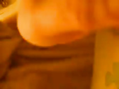 Девушка принимает душ и снимает всё происходящее на видеокамеру