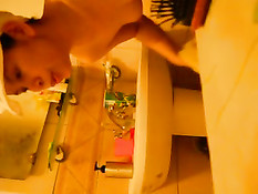 Девушка принимает душ и снимает всё происходящее на видеокамеру