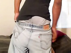 Девчонка без трусиков ожидала парня и возбуждала себя пальчиками