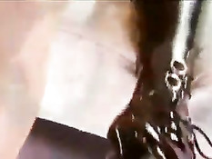 Брюнетка Sarah Twain в латексном белье занимается сексом с мужиками