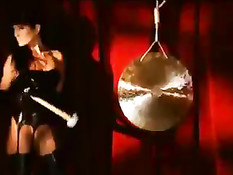 Брюнетка Sarah Twain в латексном белье занимается сексом с мужиками