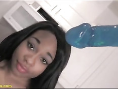 Мулатку раздели догола и трахнули в рот с помощью фаллоимитатора